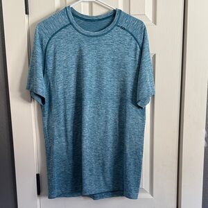 Men’s size Large lululemon brand metal vent tech short sleeve workout shirt.